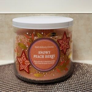 NWT Bath & Body Works Snowy Peach Berry 3-Wick Candle